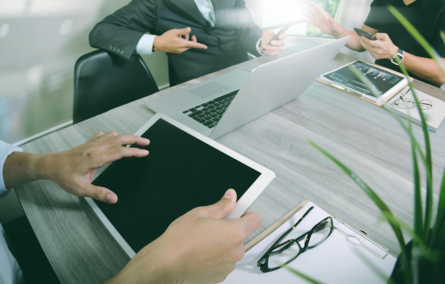 Workshop-Teilnehmer beim Schreiben von SEO-Texten