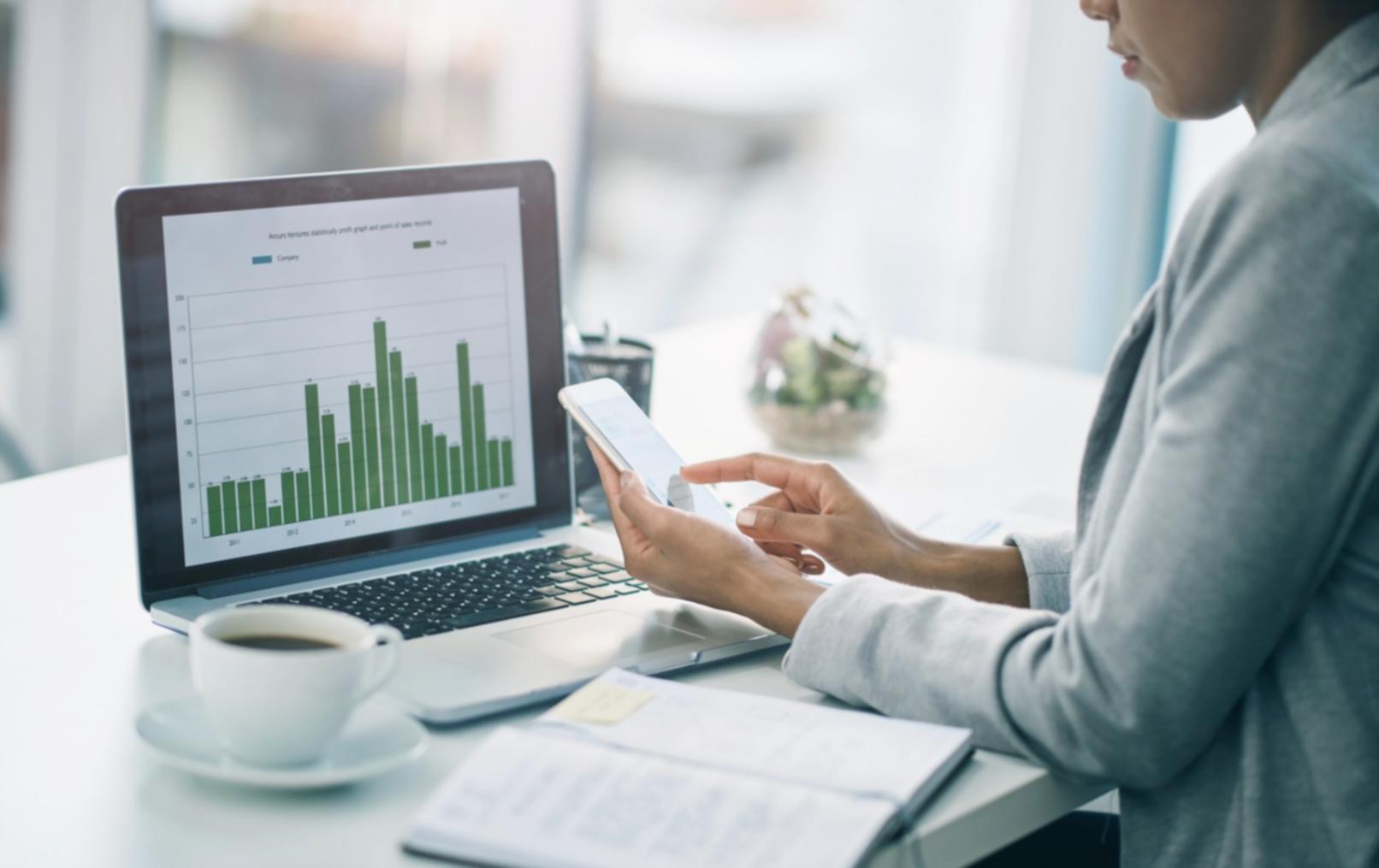 Moderne Arbeitsumgebung mit digitalen Werkzeugen